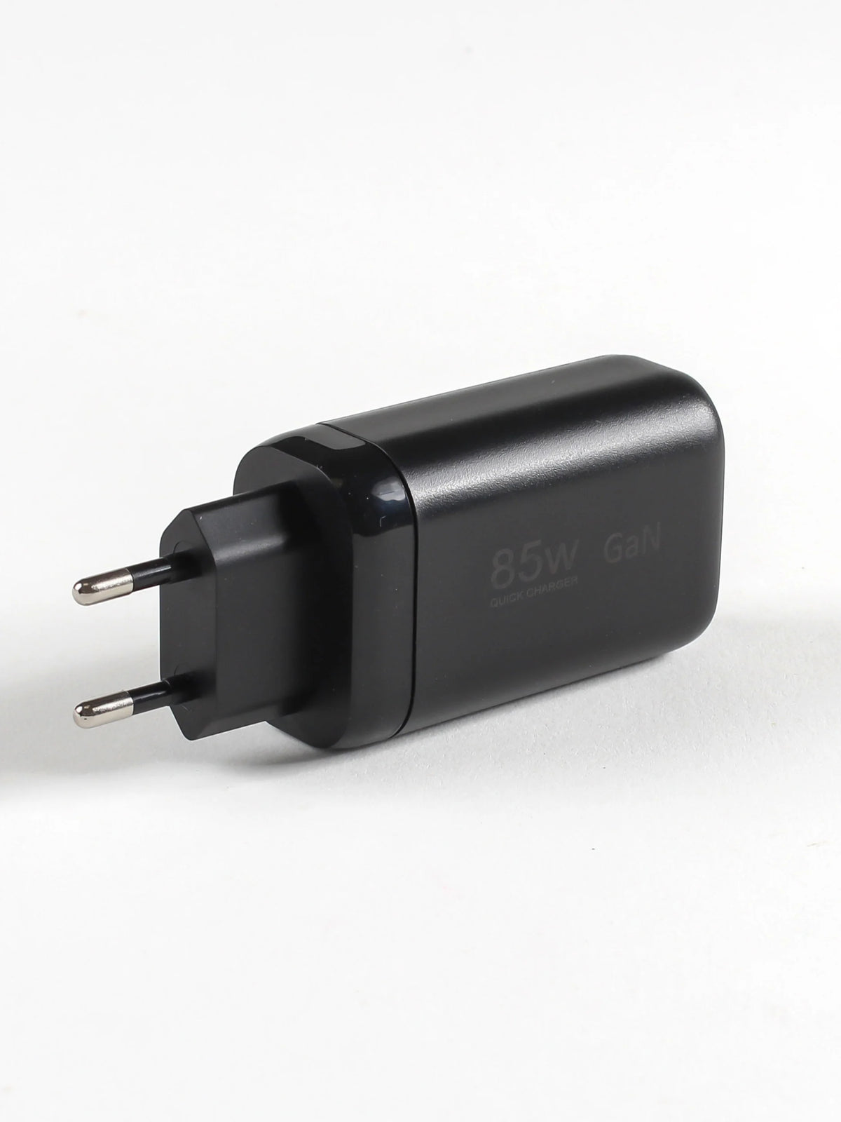 85W 3-Port Fast Charger – three ports close-up